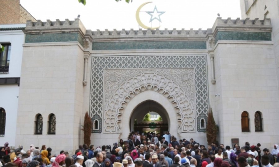 Fransa bir camiyi daha kapatıyor
