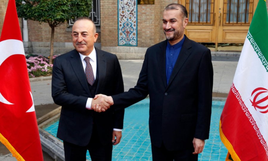 İran ve Türkiye Dışişleri Bakanları İslamabad'da görüştü