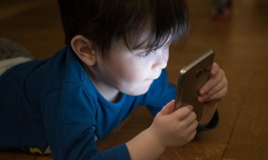 Cep telefonlarının, çocuklar için 'muhtemel kanserojen' olduğu belirlendi