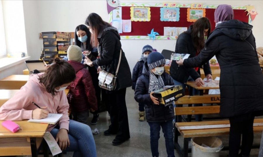 Gönüllü gençler köy okullarını yüz yüze eğitime hazırlıyor