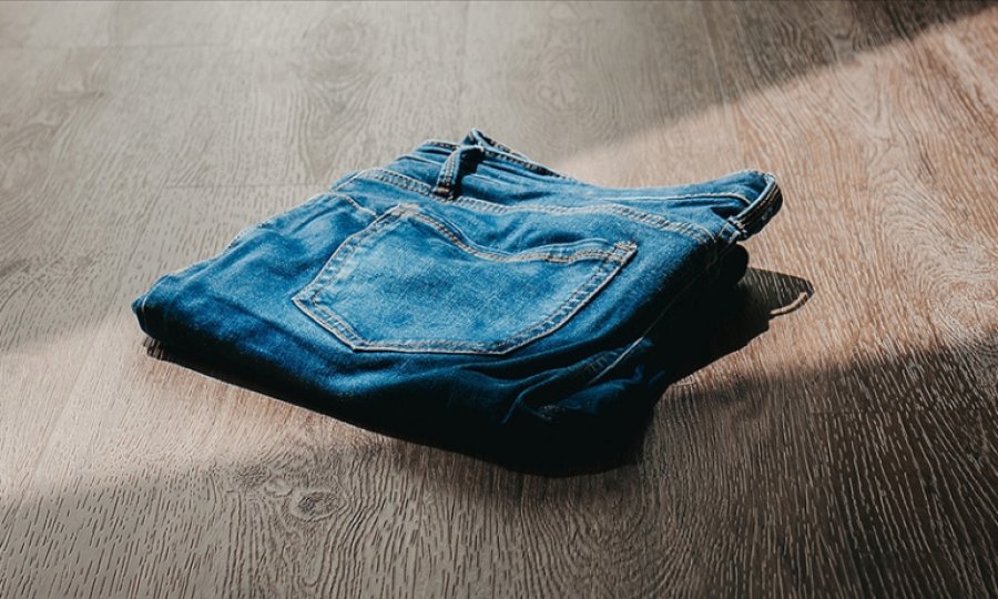 Bir kot pantolon üretmek için 10 bin litre su harcanıyor