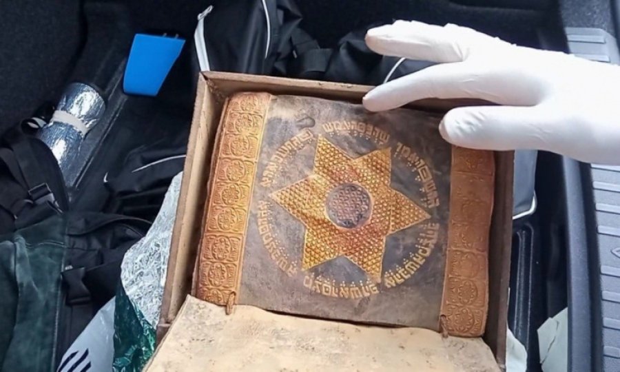 Samsun'da altın işlemeli 2500 yıllık Tevrat ele geçirildi
