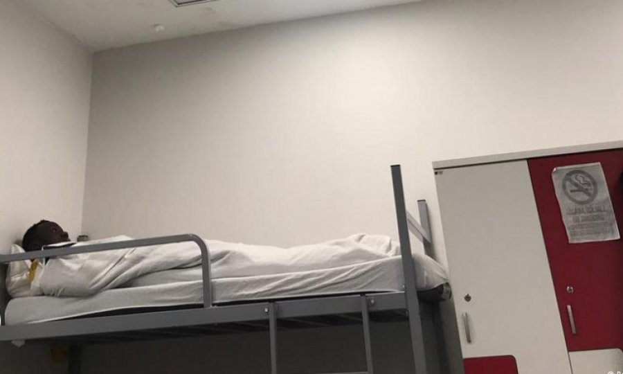 Havalimanında yaşamak zorunda kalanlar: "Cezaevinde olmak gibi"