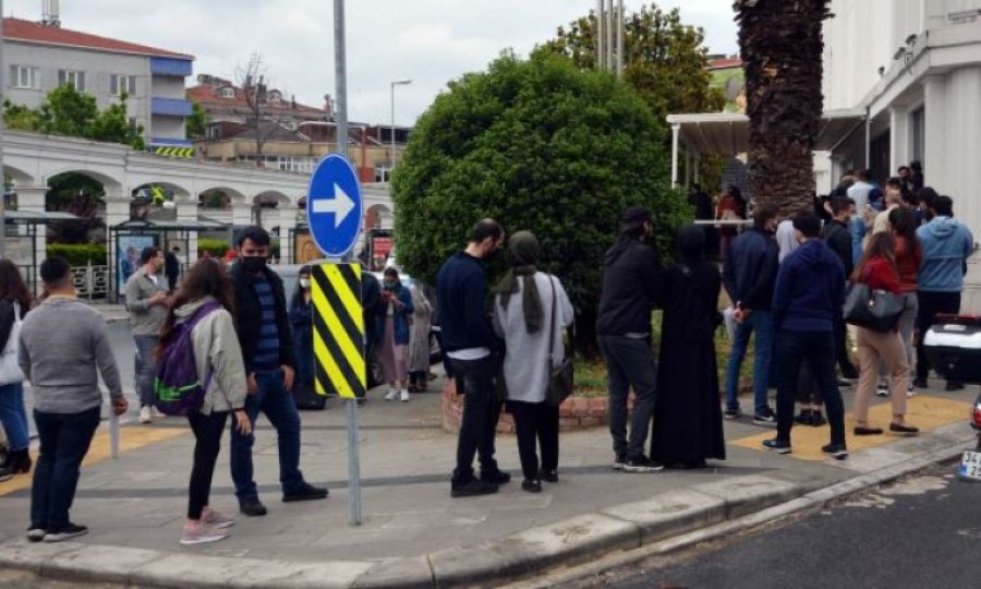 Normalleşmeyle birlikte Evlendirme dairesi önünde nikah tarihi kuyruğu