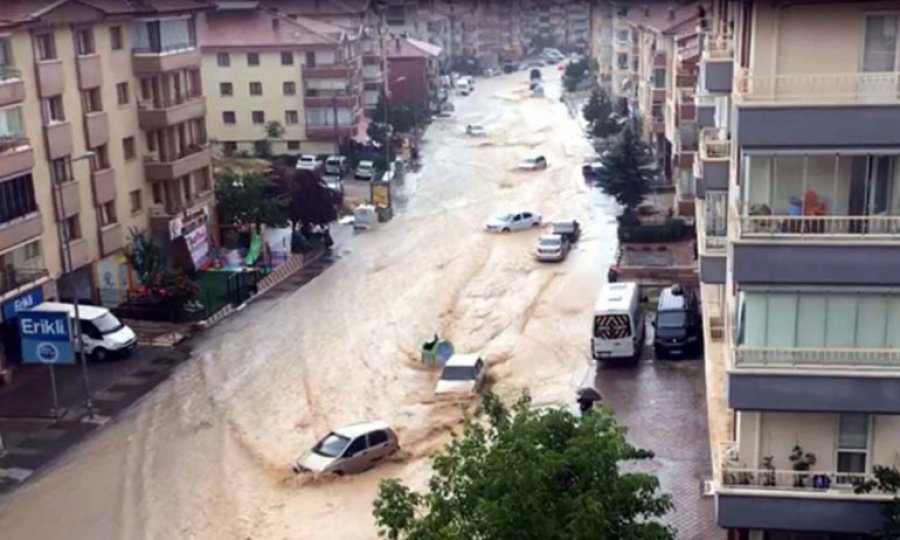 Ankara'yı sel vurdu