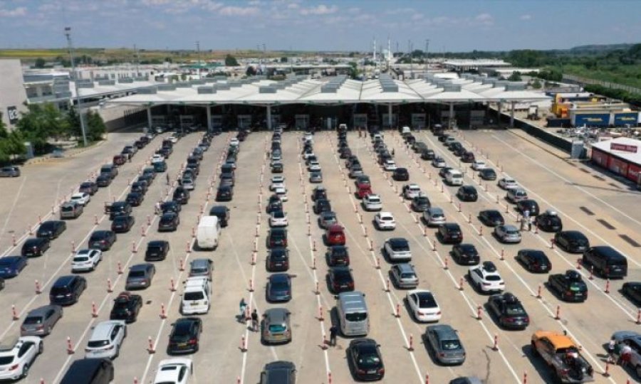 Yurtdışında yaşayan Türkiyeliler tatil için geldikleri Türkiye'ye girişte uzun kuyruklar oluşturdu