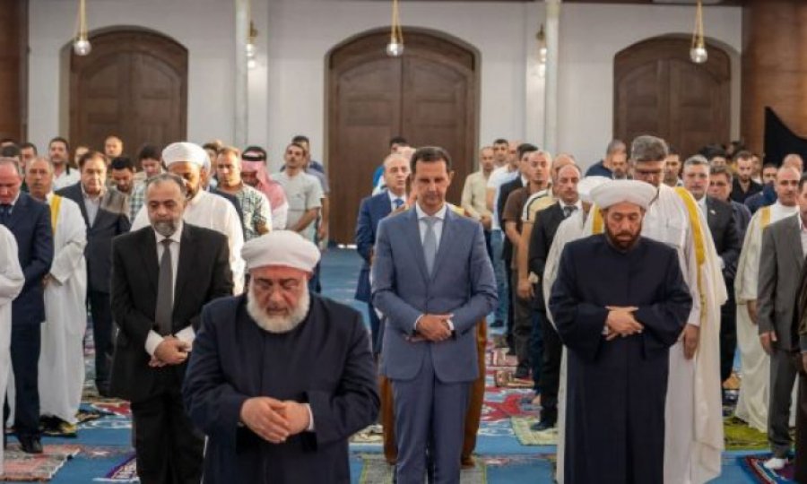 Suriye'de Şii ve Sünni Müslümanlar ile Cumhurbaşkanı Esad Bayram namazını beraber kıldı