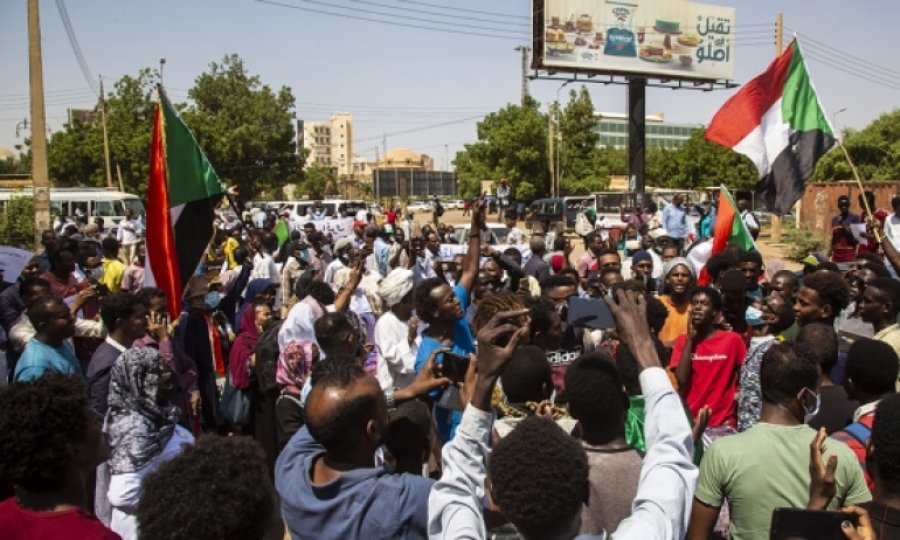 Sudanlılar 'sivil yönetim' talebiyle sokaklara indi