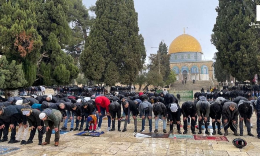 30 bin Filistinli cuma namazını Mescid-i Aksa'da kıldı (Foto)