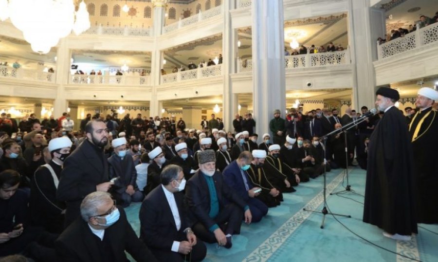 Seyyid İbrahim Reisi Moskova Ulu Camii’nde cemaatle bir araya geldi