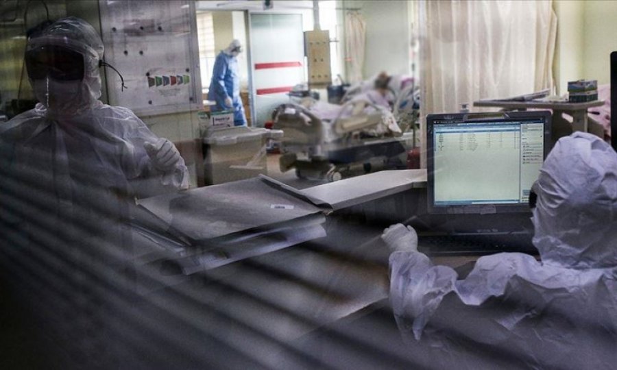 Omicron varyantı görülen her 3 kişiden 2'si önceden Kovid-19'a yakalandığını söylüyor