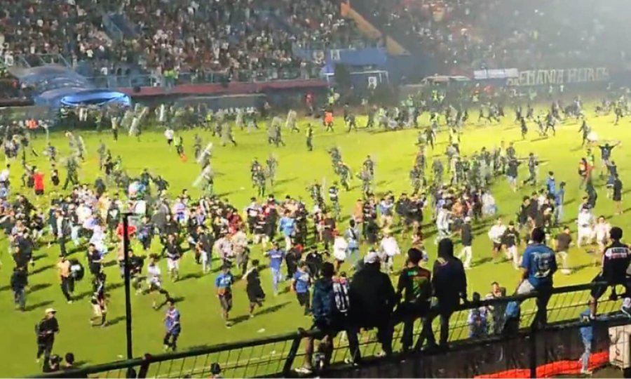 Endonezya'da futbol izdihamı ve terörü: En az 127 kişi ölü...