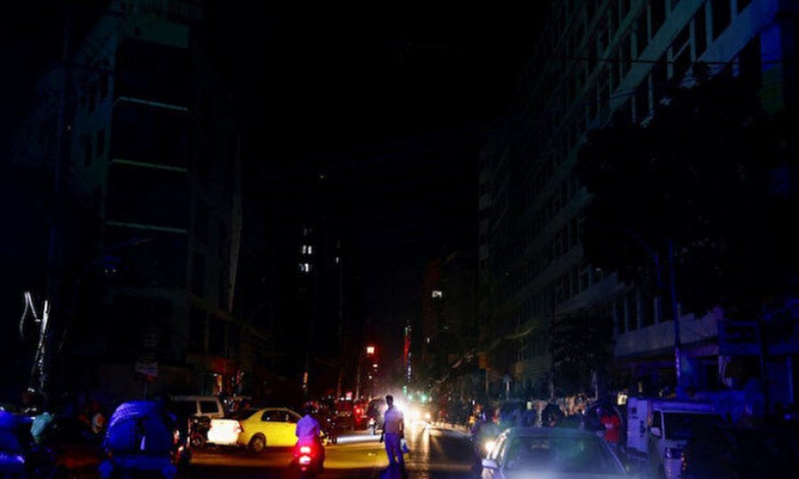 Bangladeş'te 140 milyon insan elektriksiz kaldı