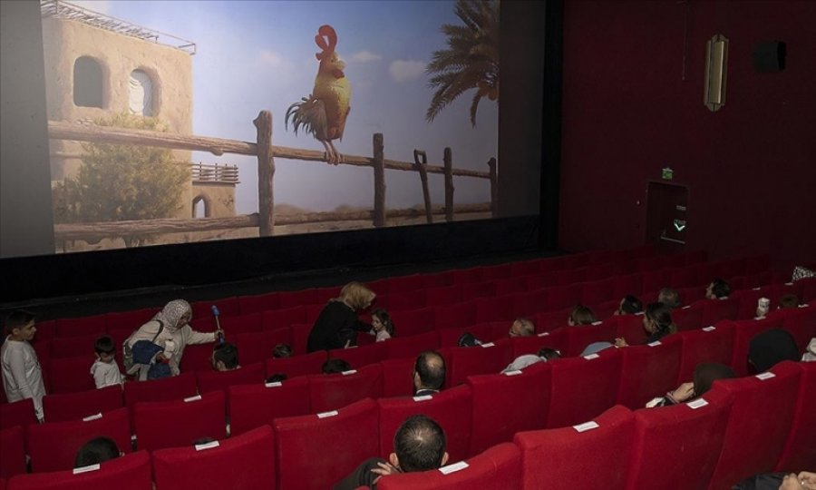 'Tay' sinemada liderliğini korudu