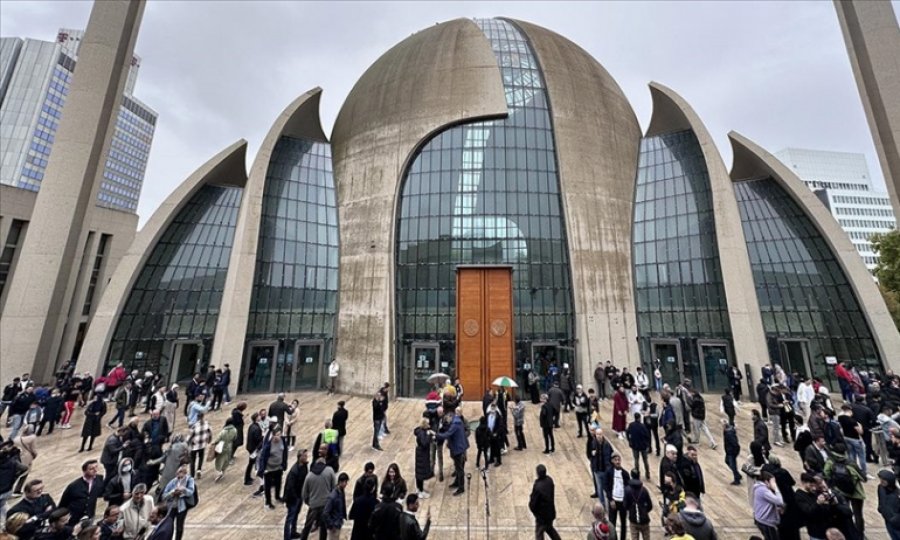 Almanya'da DİTİB Köln Camisi’nde ilk kez hoparlörden 'cuma ezanı' okundu