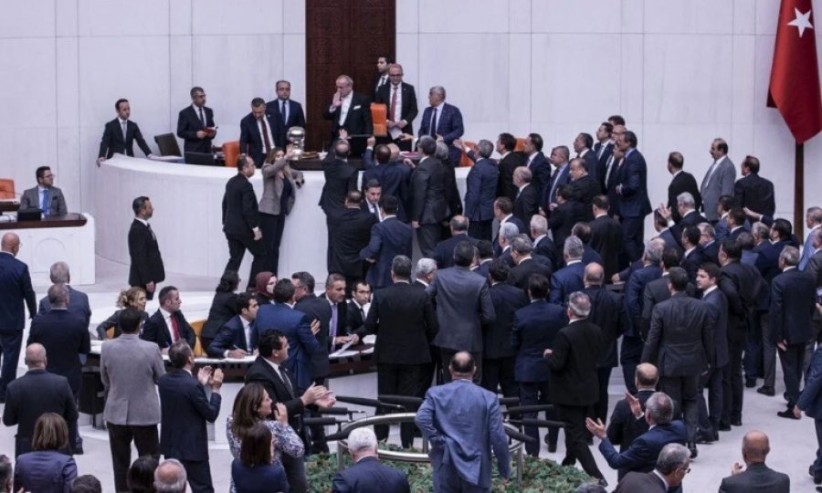 Meclis'te sosyal medya gerilimi