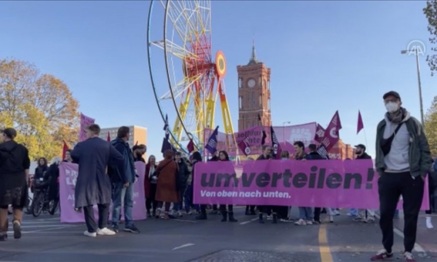 Almanya’da enerji ve yaşam maliyetlerinin artması protesto edildi