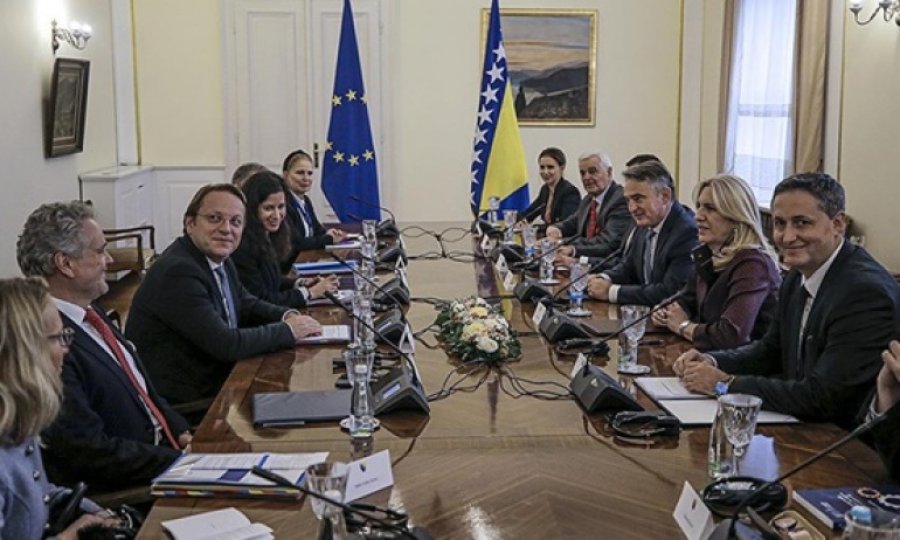 AB Komisyonunun genişlemeden sorumlu üyesi Varhelyi, Bosna Hersek'e ümit verdi