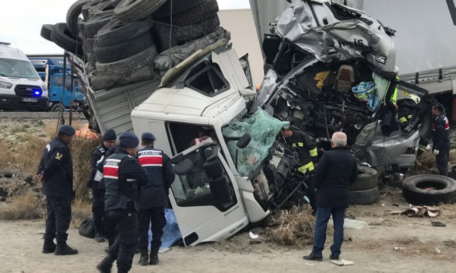 Kamyon ile TIR kafa kafaya çarpıştı: 2 ölü, 1 yaralı