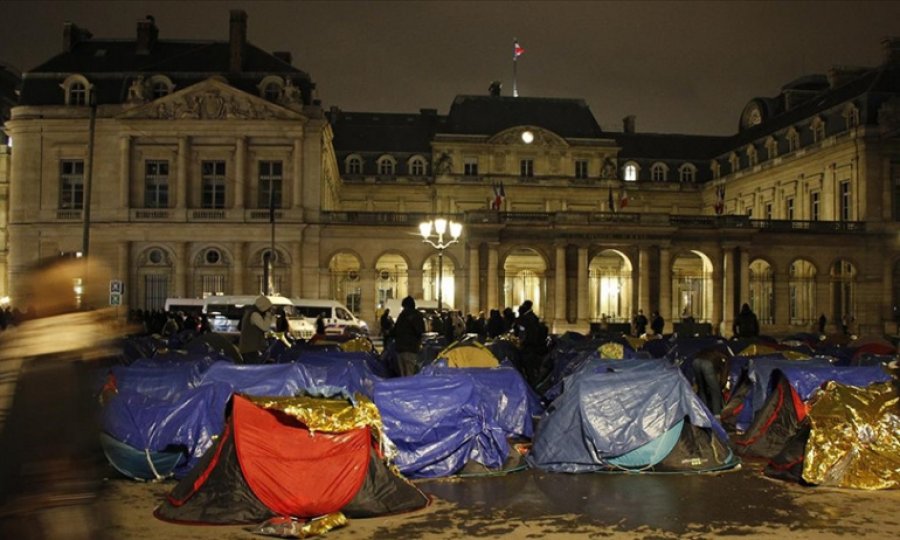 Paris'te refakatsiz çocuk göçmenler soğuk hava şartlarında kalıcı barınma bekliyor