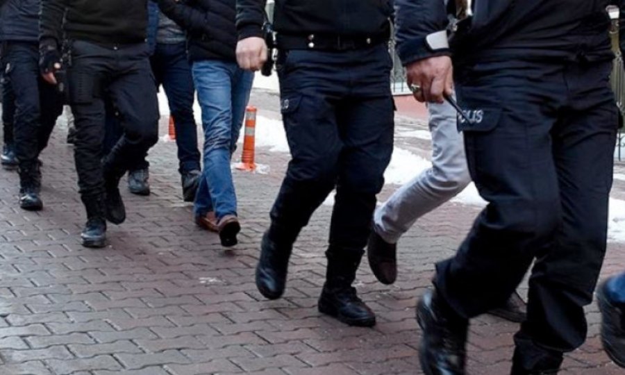 İzmir merkezli 13 ilde 'FETÖ' operasyonu