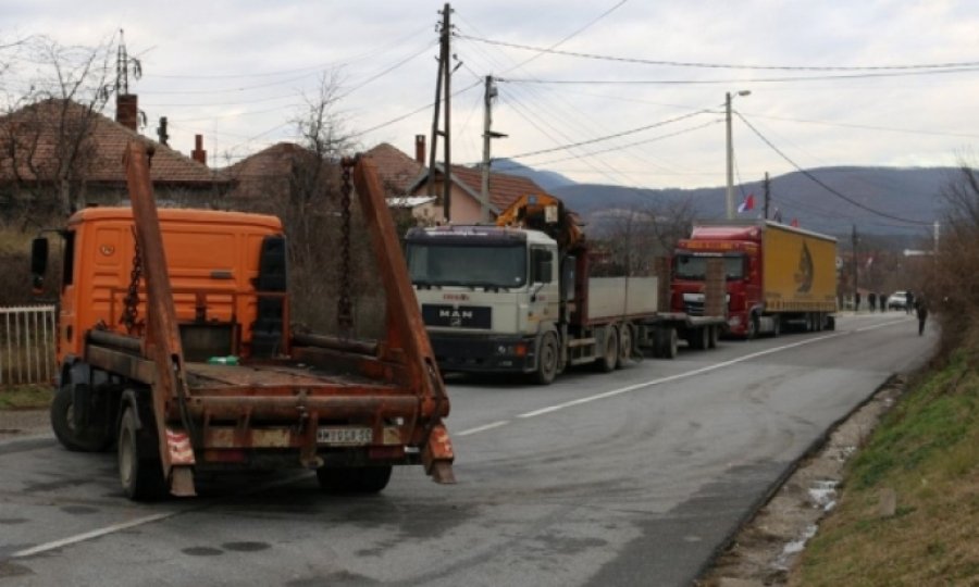 Kosova’nın kuzeyindeki barikatların kaldırılmasına başlandı