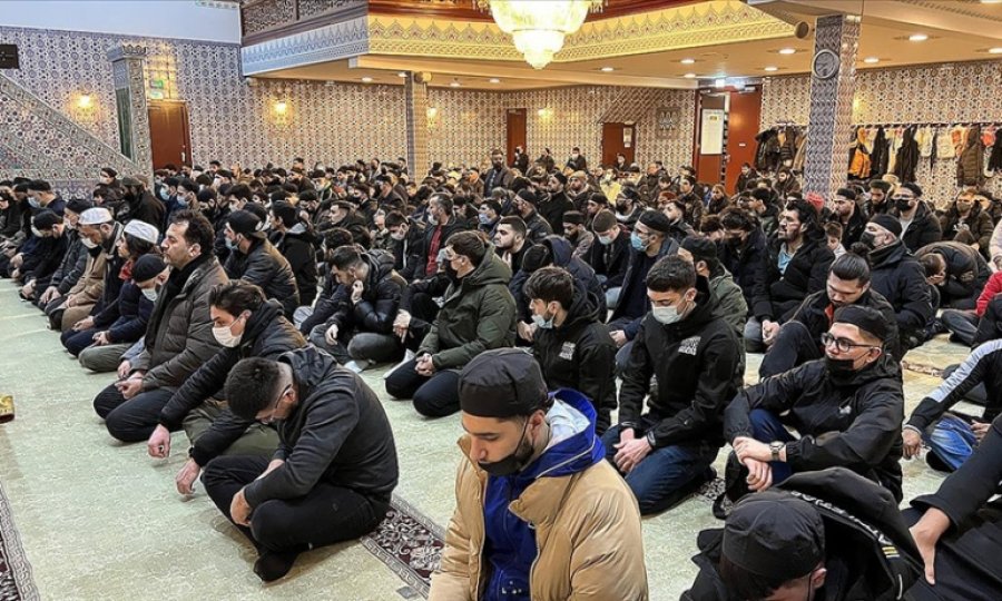 Hollanda'da yüzlerce genç sabah namazında buluştu