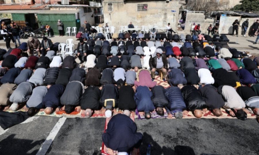 Filistinliler cuma namazını Şeyh Cerrah Mahallesinde kıldı