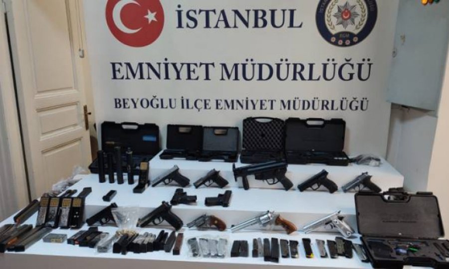 İstanbul Beyoğlu’nda suikast silahları ele geçirildi