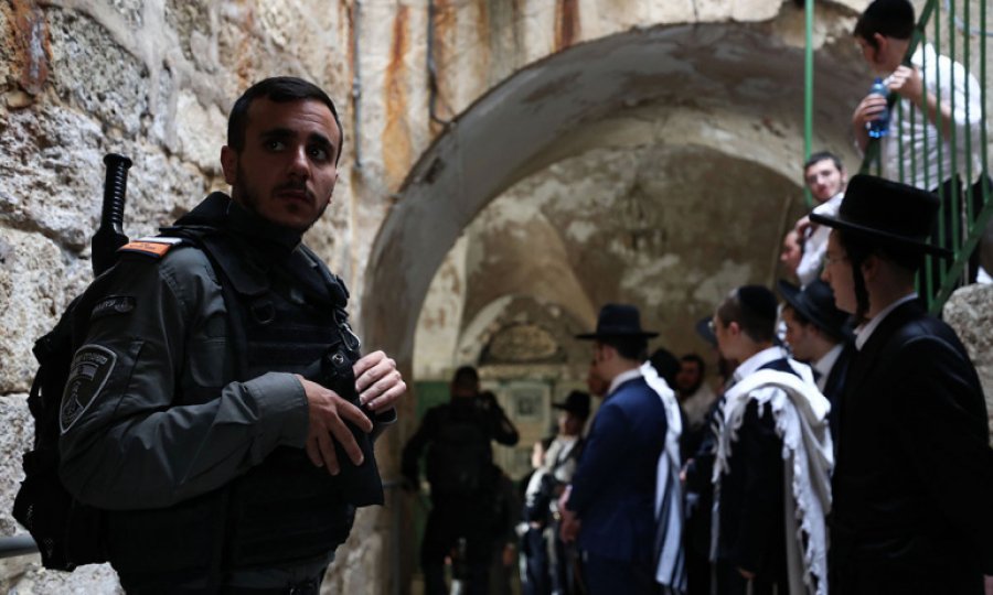 İsrail polisi sabah namazının ardından Mescid-i Aksa'ya baskın düzenledi