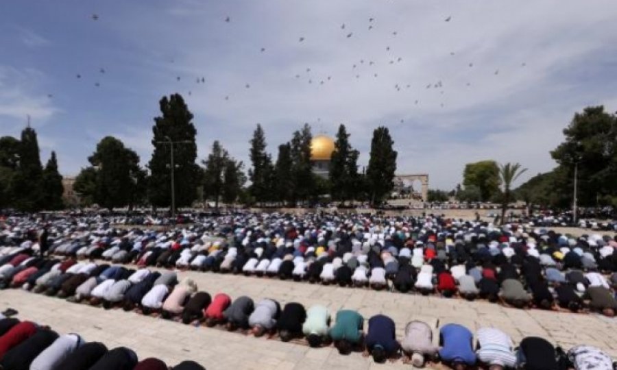 Mescid-i Aksa'da yaklaşık 150 bin kişi cuma namazı kıldı