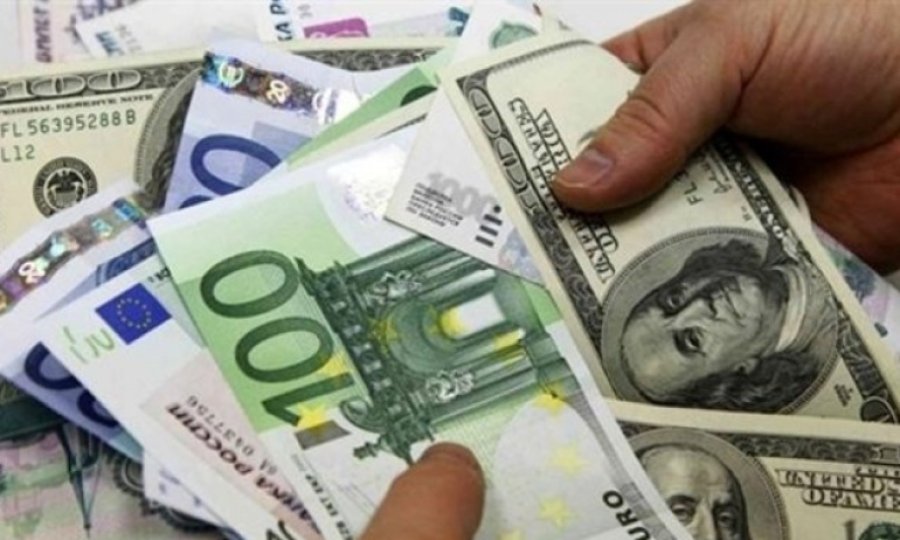 Dolar 17,30 TL'den euro 18,15 TL'den haftayı kapattı