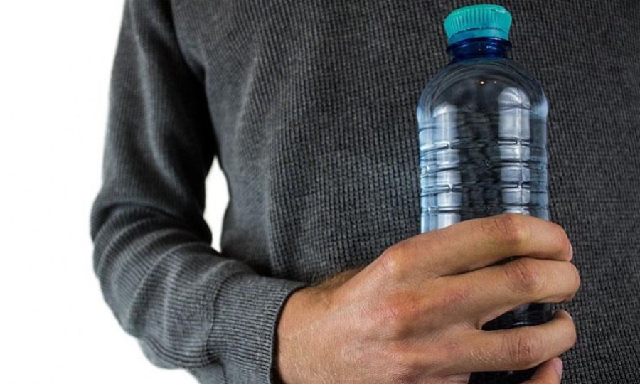 Fransa'da şişelenmiş suların yüzde 78'inde mikro plastik bulunuyor