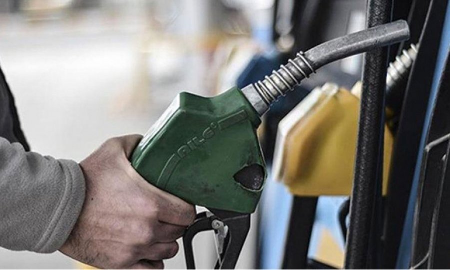Akaryakıt fiyatına beklenen indirim geldi: Motorin bu gece indirimli