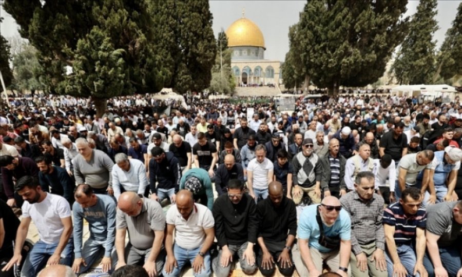 Mescidi Aksa'da 70 bin kişi toplandı