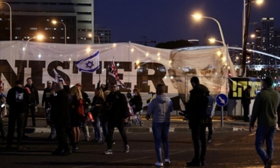 On binlerce kişiden Netanyahu hükümetine protesto