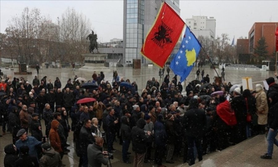 Kosovalı protestocular, Sırp Belediyeler Birliği'nin kurulmaması yönünde eylem yaptı