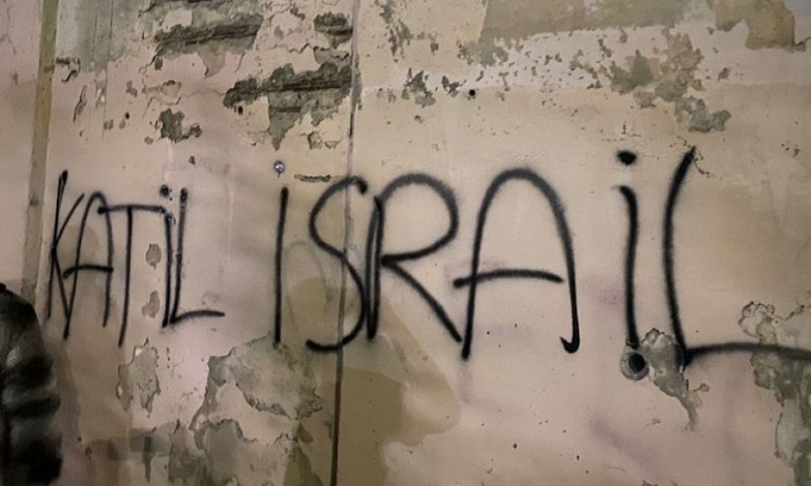 Duvara “Katil İsrail” yazan gençlere terörist muamelesi yaptılar