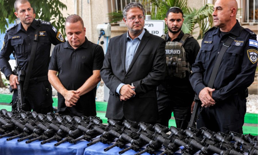 Siyonist-Apartheid rejiminin Faşist bakanı: "Silahlanın"