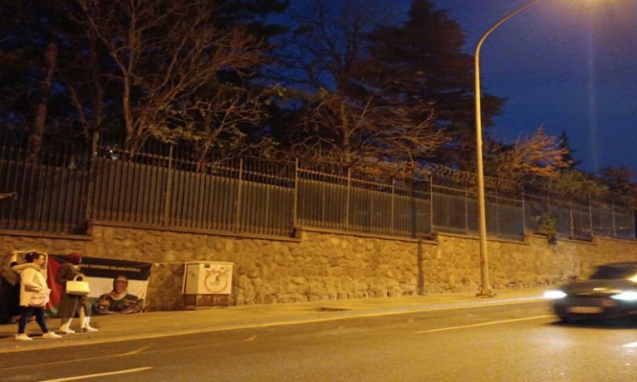 Duyarlı anne, Ankara'daki İsrail elçiliğinin önüne Ebu Ubeyde'li Filistin bayrağı astı