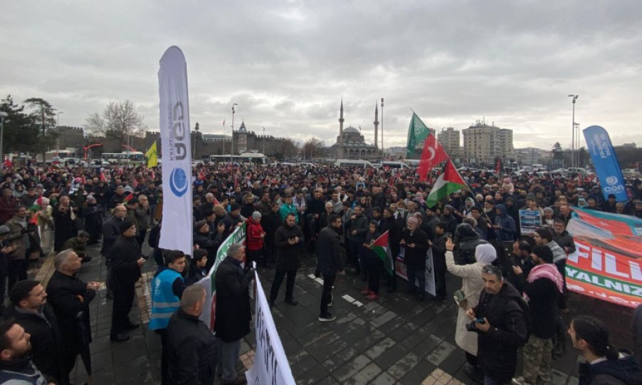 Kayseri'de Anadolu Gençlik Derneği, işgalci, katil Siyonist İsrail'i lanetledi