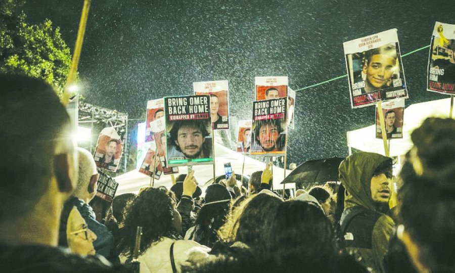 Mücahitler, esirleri "bedenleriyle" saldırıdan korudu