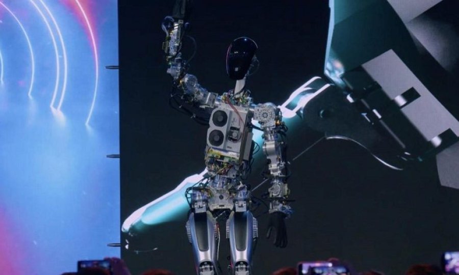Tesla'nın fabrikasında robot, mühendise saldırdı