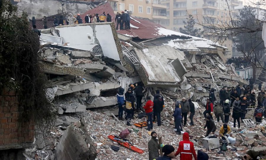 Erdoğan: Deprem yaşanan 10 ilimizi kapsayan ve 3 ay sürecek OHAL ilan etme kararı aldık