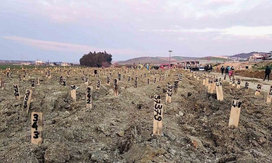 Hatay'da kahreden görüntü! Deprem mezarlığında numaralı defin