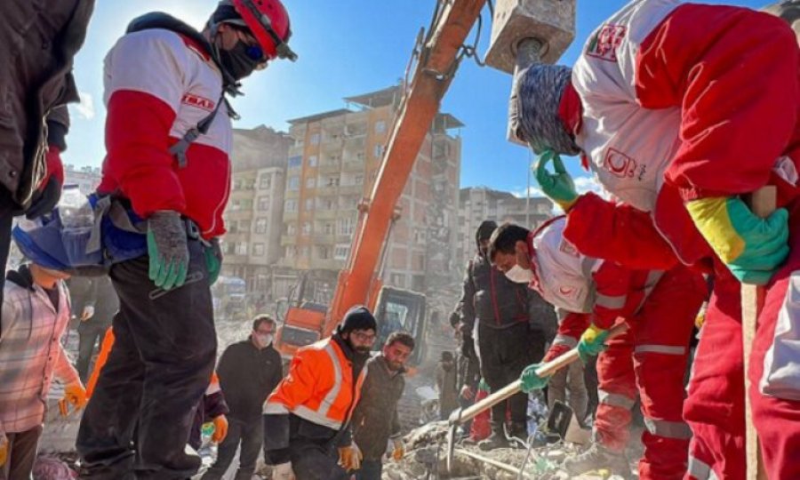 Türkiye'ye gelen İran ekibi 3 kişiyi enkaz altından kurtardı