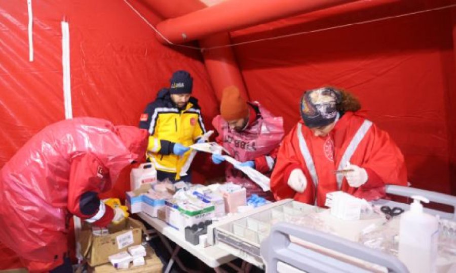 Deprem bölgelerinde salgın hastalık riskine karşı önlem alıyor