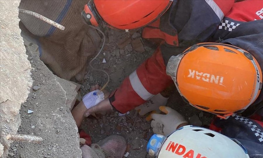 Felaketin 10. gününde 222 saat sonra 42 yaşındaki kadın enkaz altından kurtarıldı