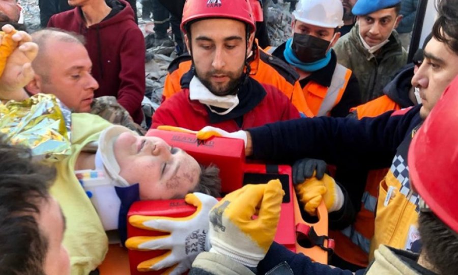 Hatay'da depremin 182'nci saatinde 12 yaşında bir çocuk enkazdan kurtarıldı