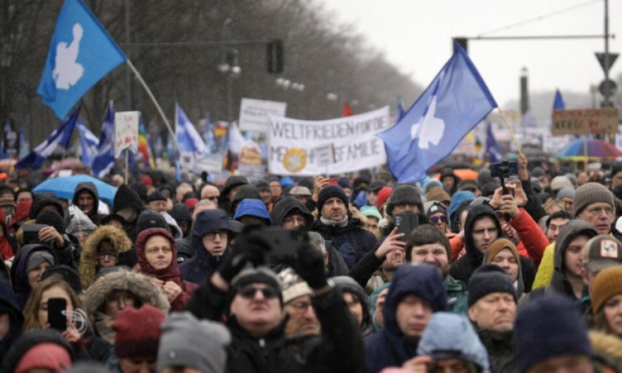 Almanya: Ukrayna'ya silah gönderilmesine karşı 10 binlerce kişi gösteri yaptı